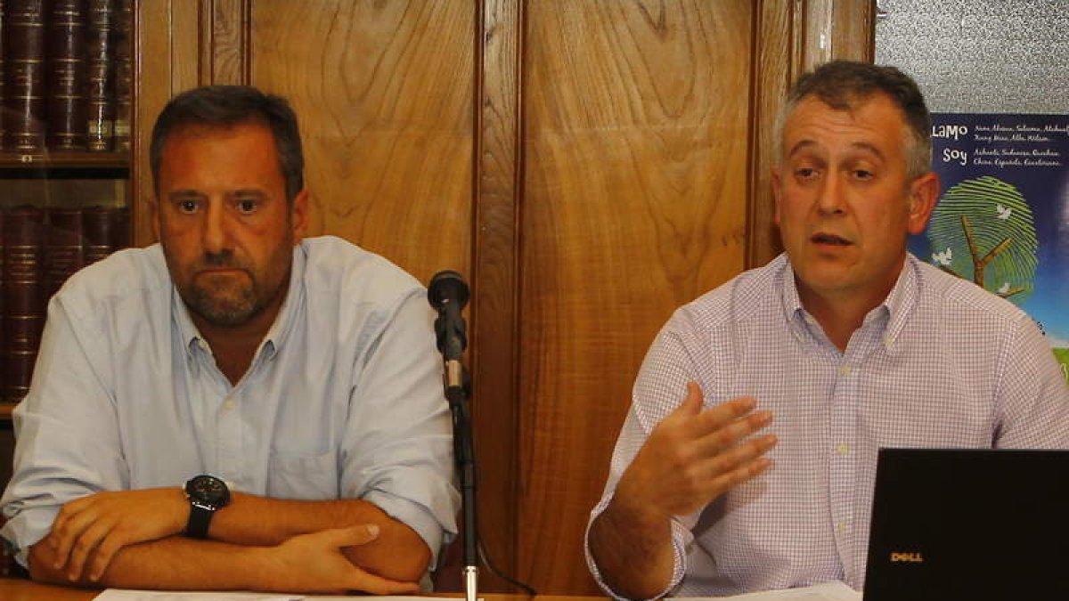 Carlos Pollán, izquierda, y Nicesio Álvarez en la asamblea.