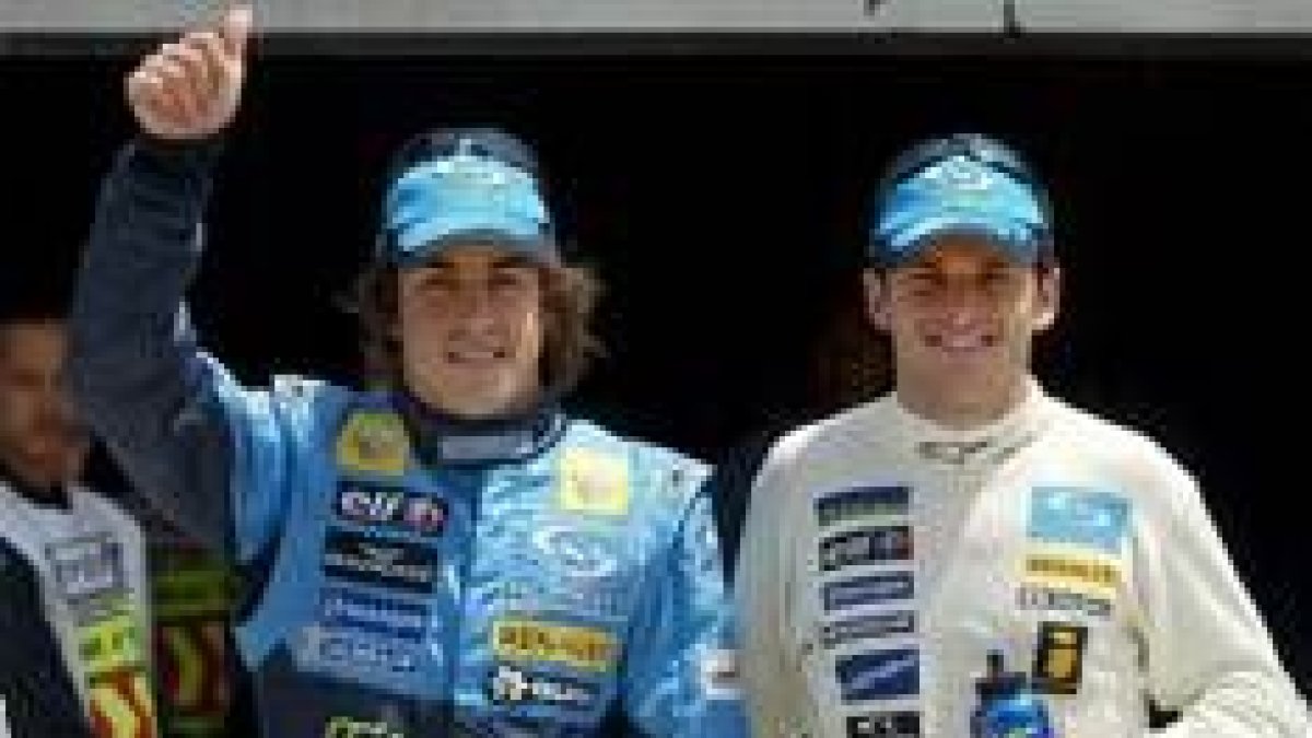 El asturiano Fernando Alonso con su compañero de equipo, el italiano Giancarlo Fisichella
