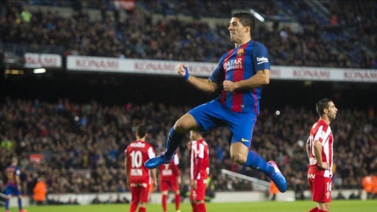 Suárez festeja su gol al Sporting en el Camp Nou.
