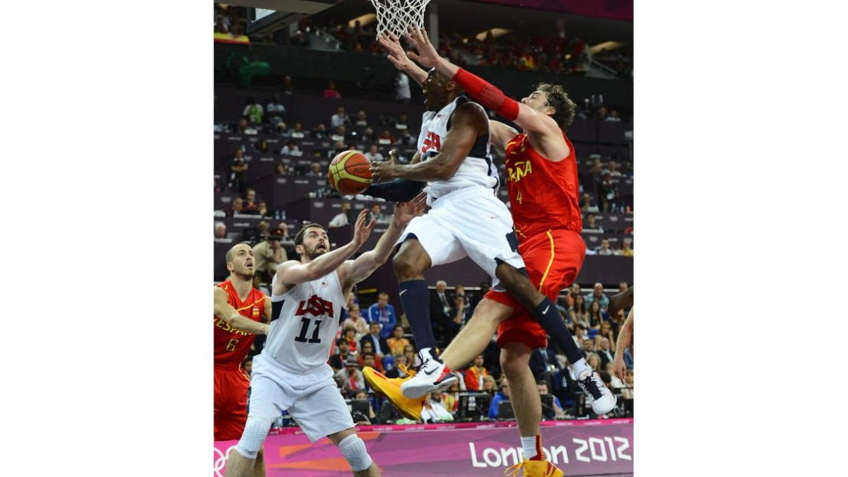 El estadounidense Kobe Bryant penetra a canasta ante la oposición del español Pau Gasol, compañero del americano en los Lakers.