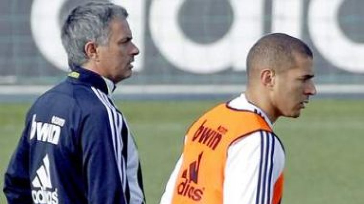 Mourinho y Benzema durante un reciente entrenamiento del conjunto blanco.