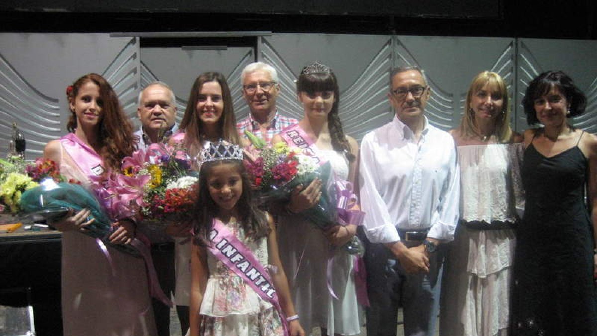 Coronación de las reinas de las fiestas de Trobajo del Camino que posan junto al pregonero, Serafín de Abajo.