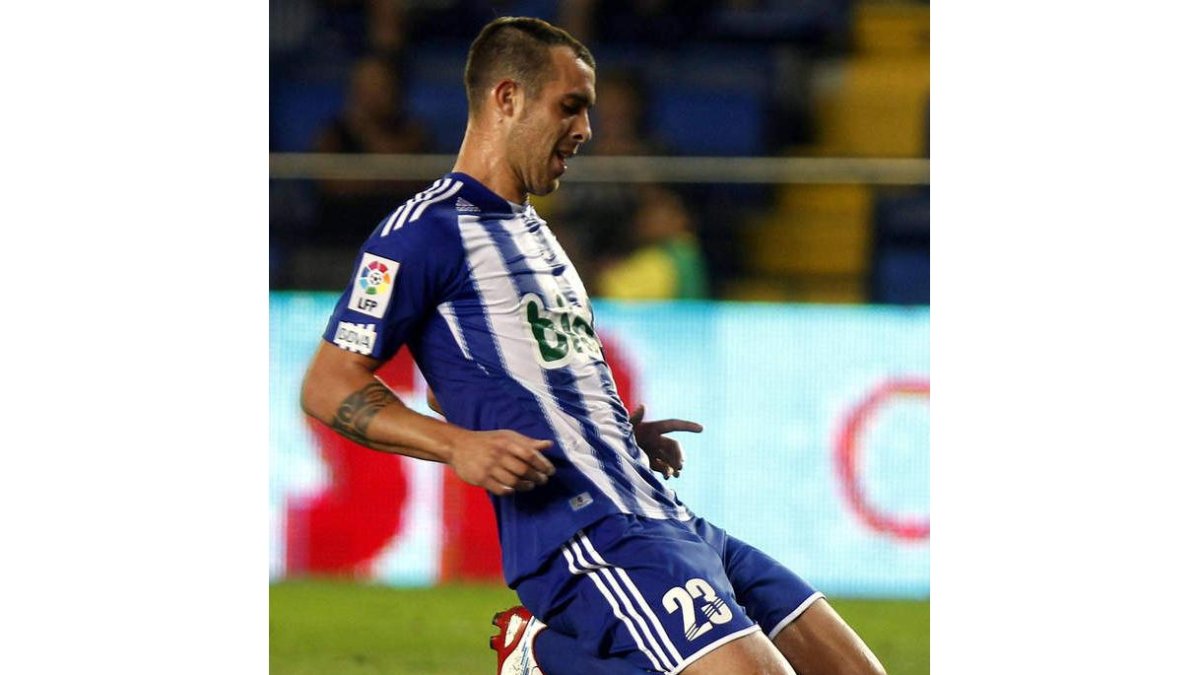 El jugador de la Deportiva Urko Vera se lamenta de una ocasión fallada.