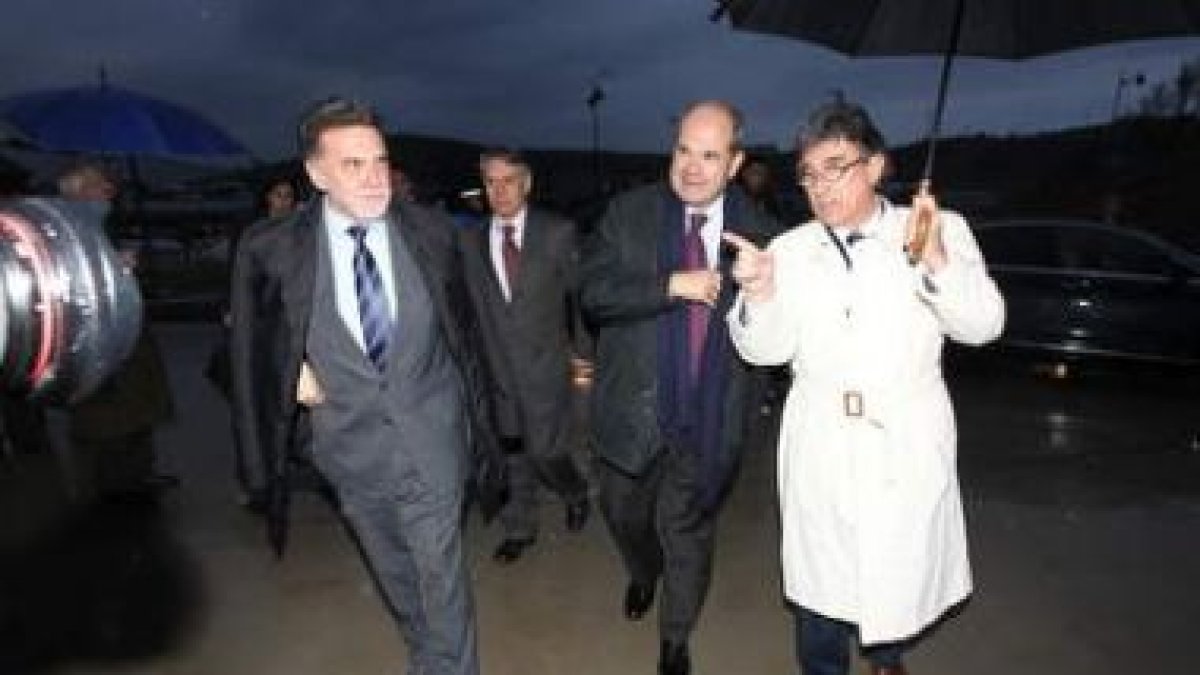 Alejo, Álvarez y Manuel Chaves, protegido por el paraguas de Jesús Esteban, el viernes.