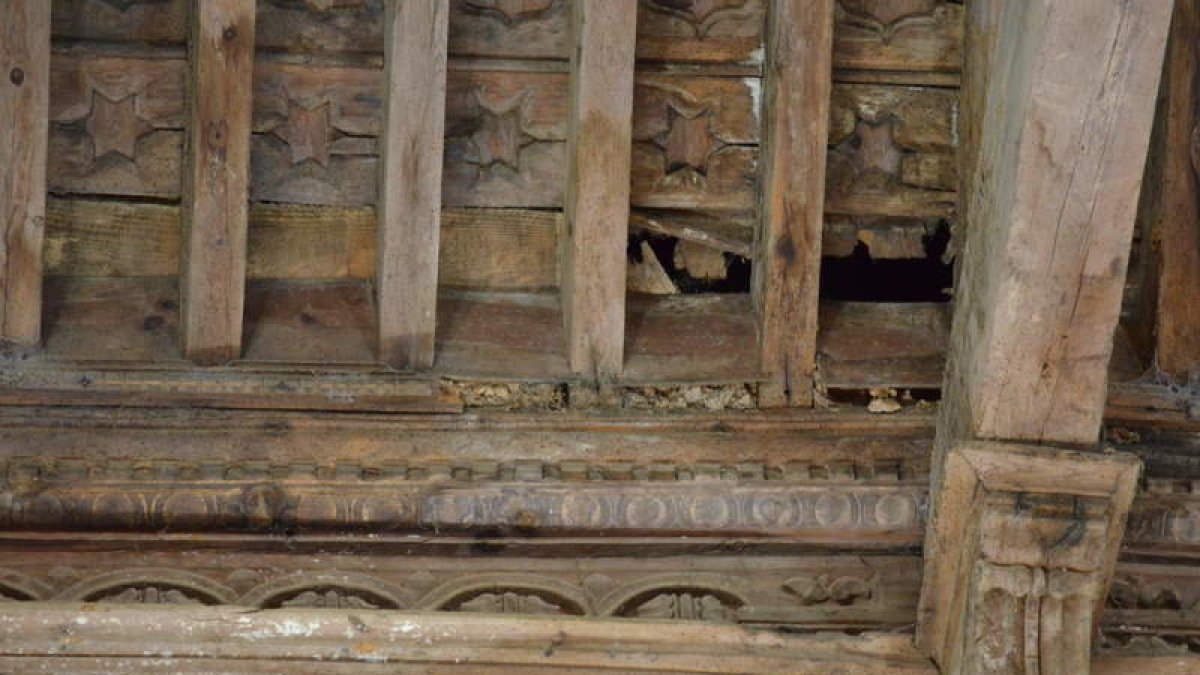 Imagen donde se aprecia el mal estado del artesonado. MEDINA