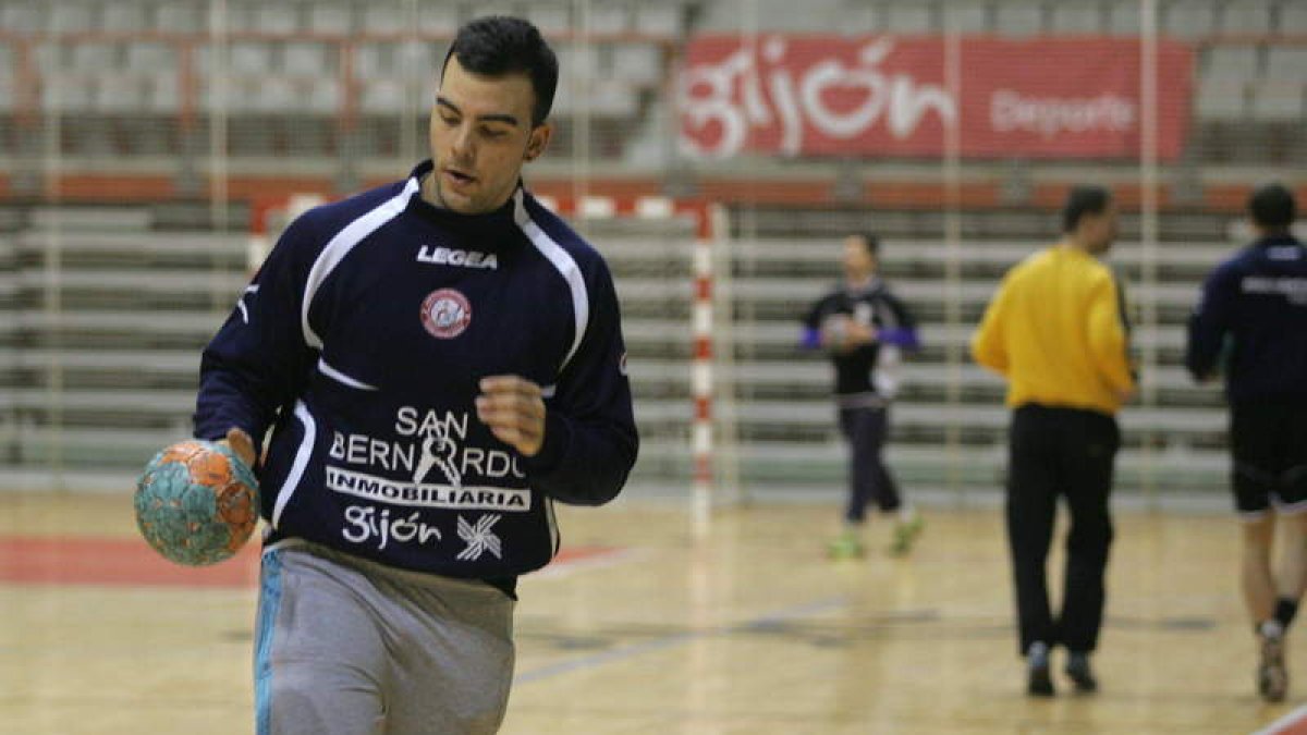 Alex Costoya, en un entrenamiento con el Gijón, club en el que no continuará.