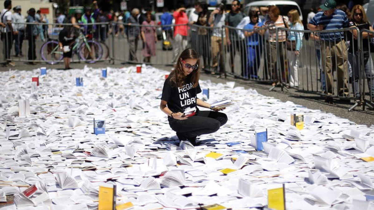 En la Plaza de Armas de Chile han regalado 3.000 libros estas Navidades