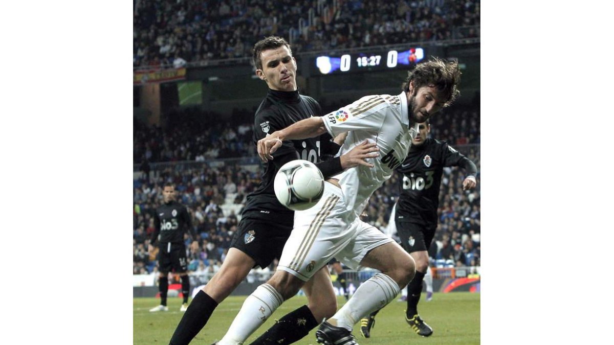Granero pelea un balón con Isaías Sánchez.