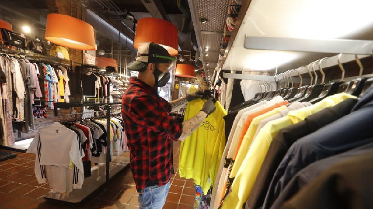Una tienda de ropa del centro de León. RAMOIRO