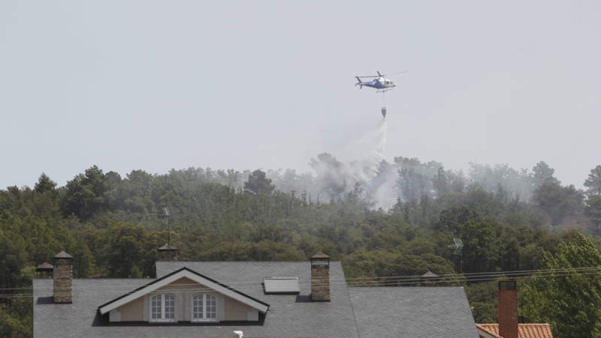 Uno de los tres helicópteros de la Junta en el incendio registrado en el Monte San Isidro.