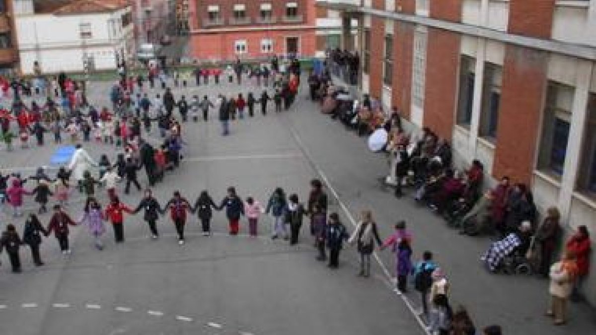 Las Anejas invitaron a sus vecinas de la residencia Santa Luisa.