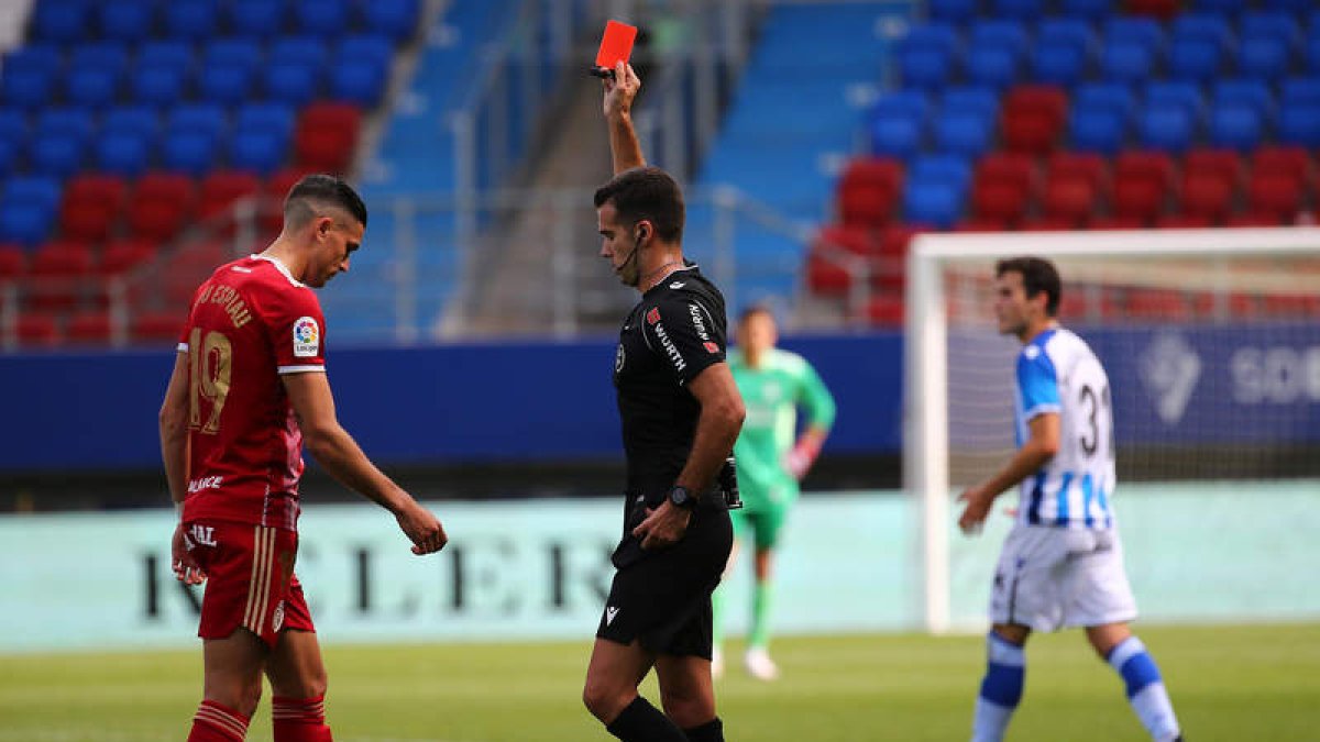 Una desafortunada acción de Espiau evitó que la Deportiva jugase casi todo el choque en superioridad numérica y dejó a su equipo sin delantero centro en el césped. L. DE LA MATA