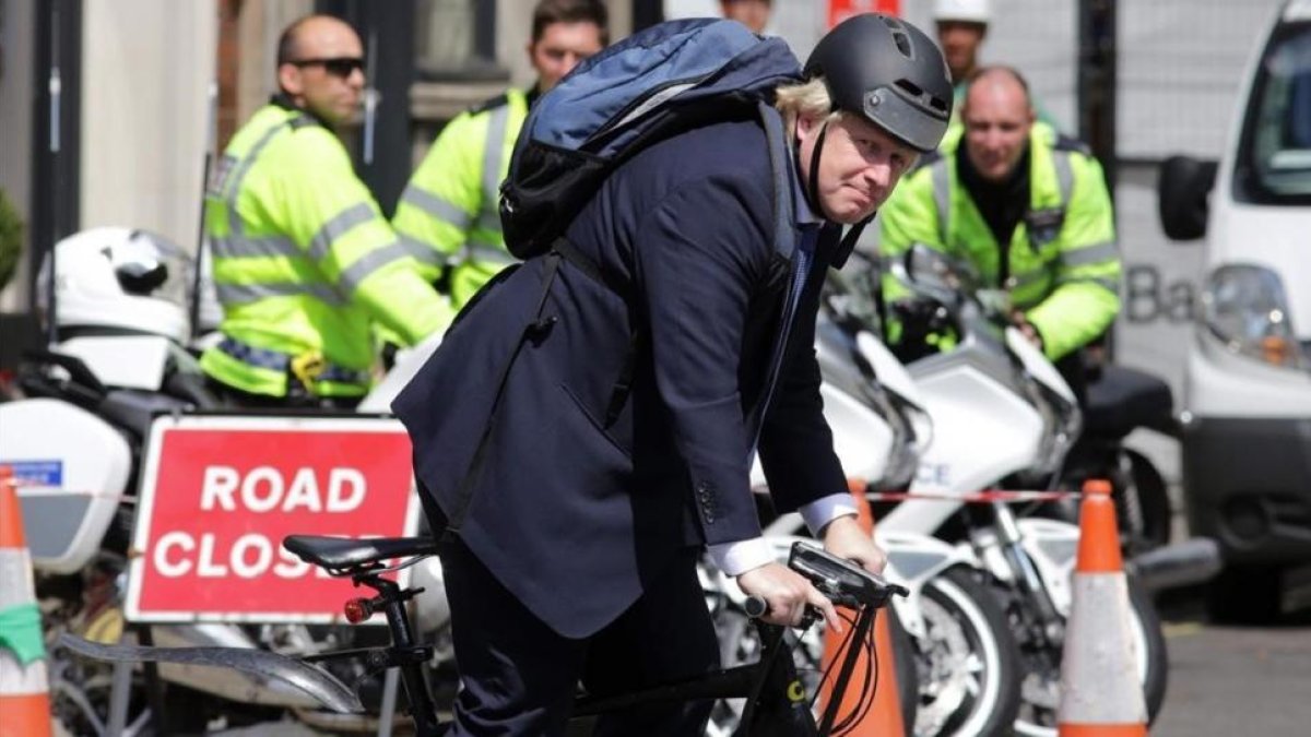 El exalcalde de Londres Boris Johnson, abanderado del 'brexit', conduce su bici por el centro de Londres, este miércoles.
