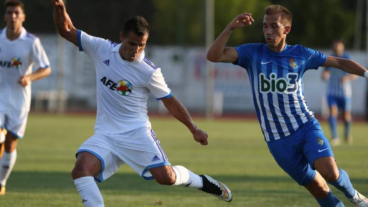 David Caiado jugó de inicio en la banda izquierda de la Deportiva aunque no tuvo una actuación muy destacada. L. DE LA MATA