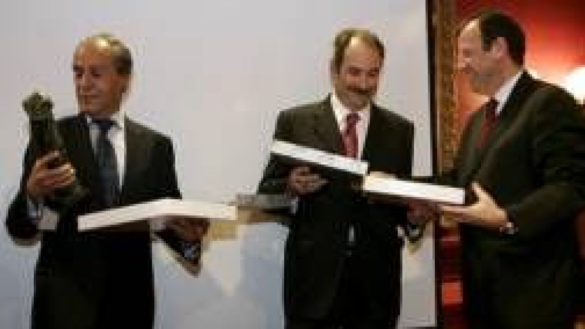 Sergio Cancelo, vicepresidente del Diario de León, José Gabriel González Arias y Antonio Silván