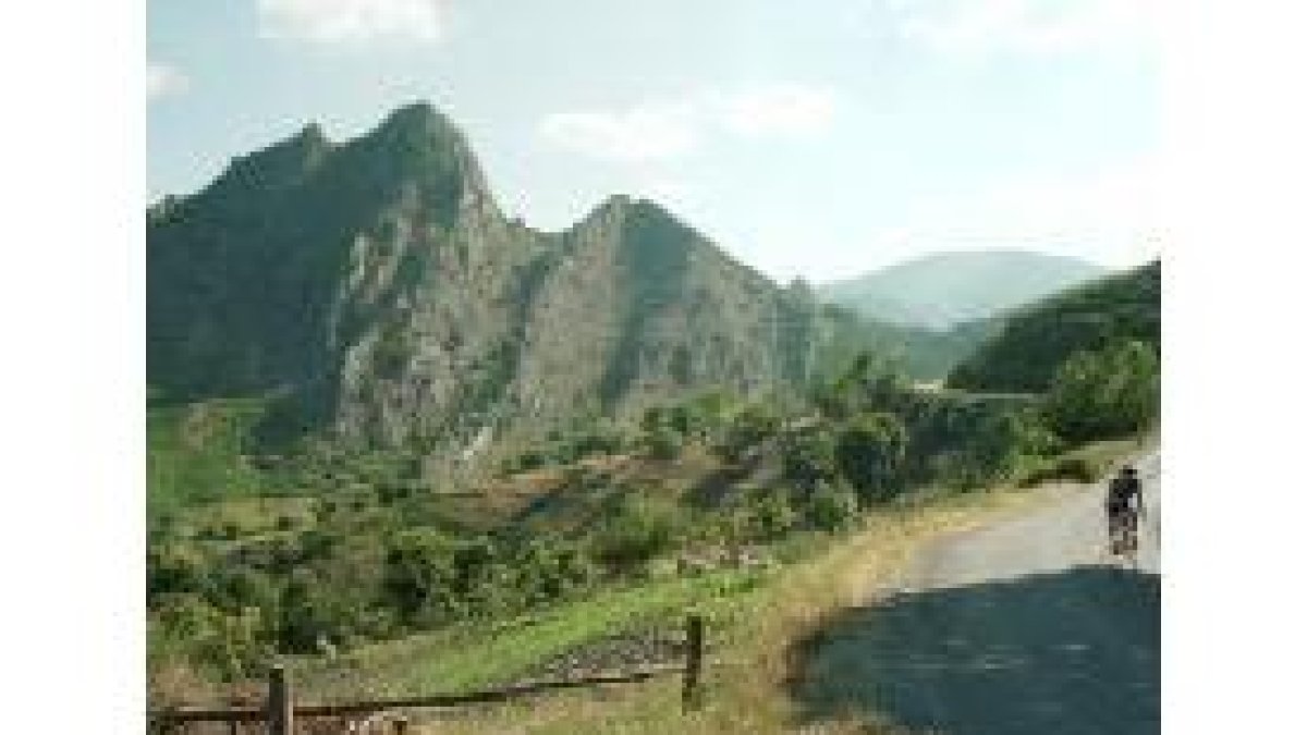 Aspecto de la sierra de La Lastra, donde su riqueza caliza compite con la de sus valores ecológicos