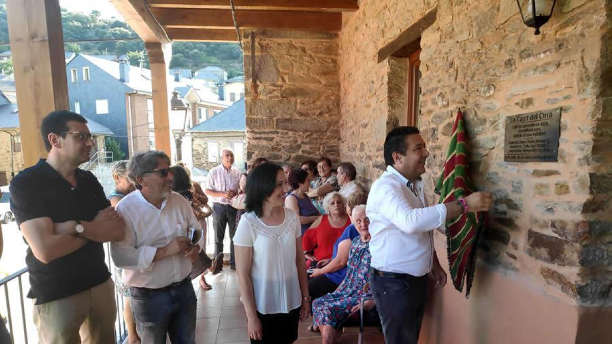 El procurador leonesista en las Cortes de Castilla y León, Luis Mariano Santos, descubre la placa conmemorativa.
