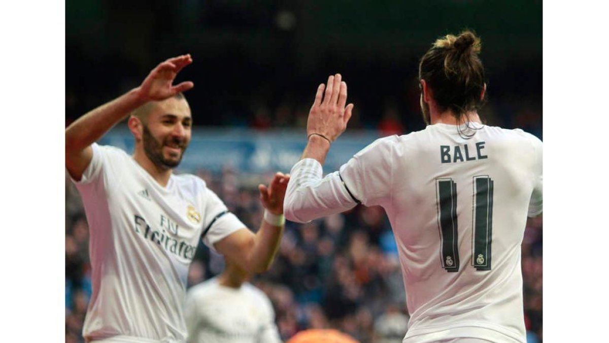 Bale celebra con Benzema el cuarto gol del galés.