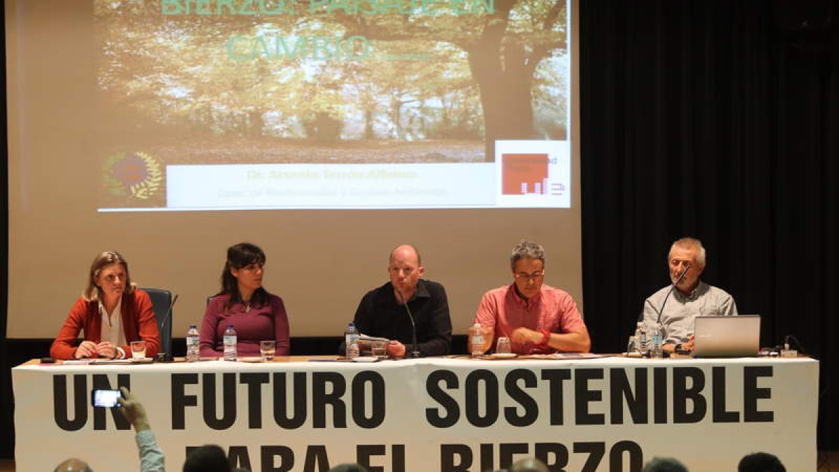 Mesa de intervinientes en la jornada de sostenibilidad desarrollada en la Casa de la Cultura. L. DE LA MATA