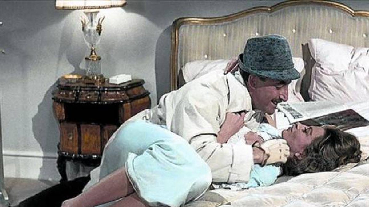 Peter Sellers y Capucine, en una divertida escena de la película.
