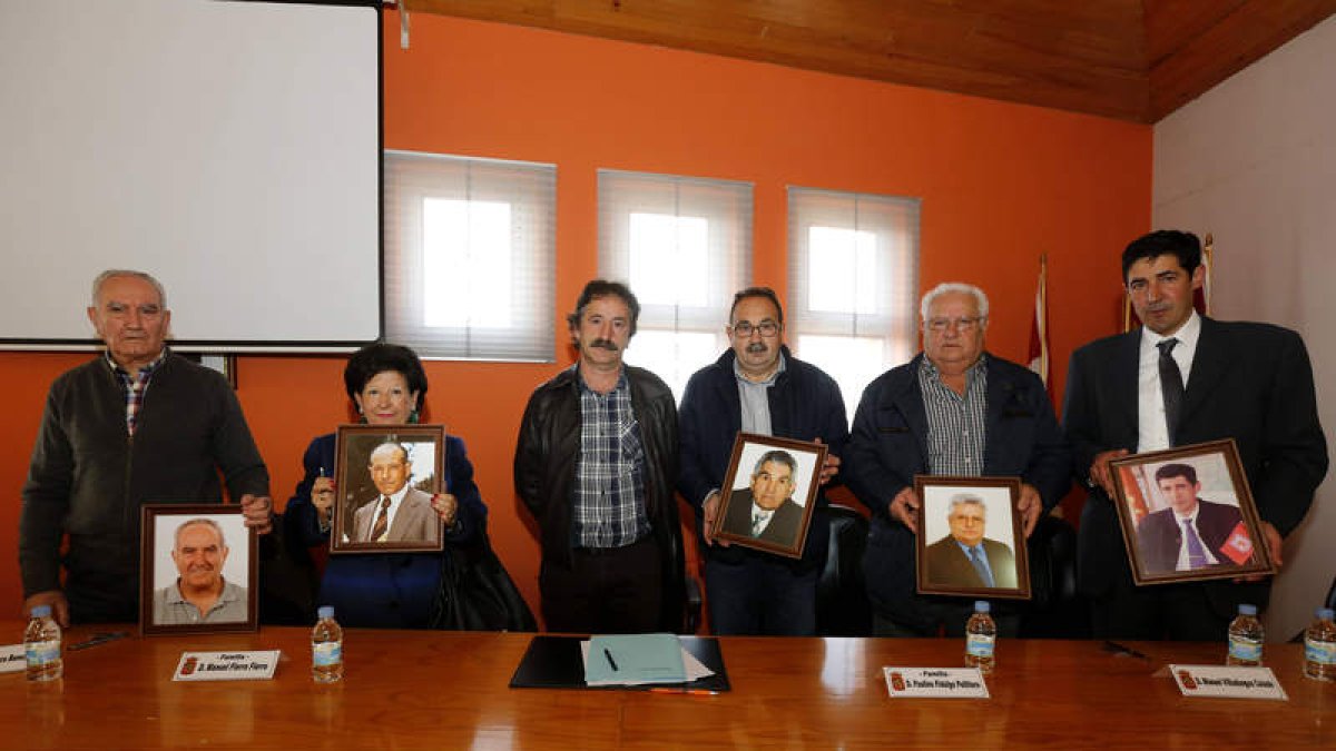 El municipio agradeció la labor de alcaldes de muy diversos partidos, desde UCD a IU. MARCIANO PÉREZ