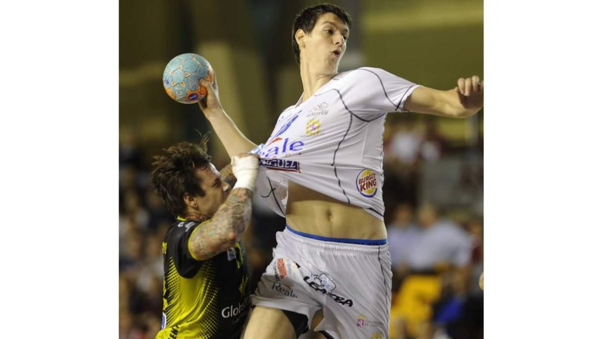 El lateral ruso, Alexander Tatarintsev, se mostró ayer acertado en el lanzamiento y terminó el partido con cinco dianas en su haber.