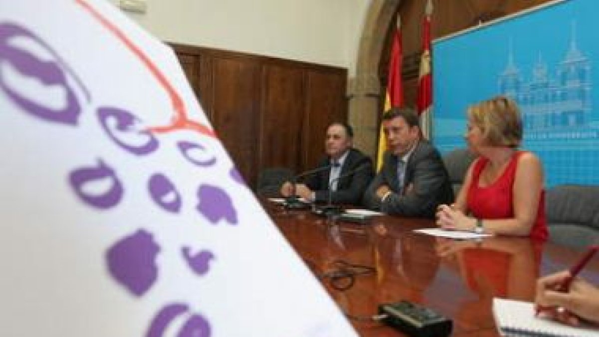 Alfonso Arias, Carlos López Riesco y Mari Crespo, ayer durante la presentación de la feria.