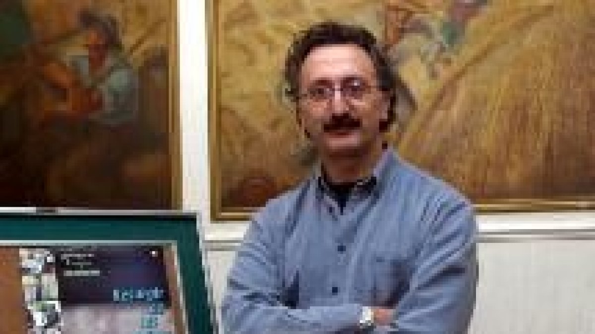 El realizador leonés Tomás Martínez, junto al cartel de «Resurgir de las cenizas»