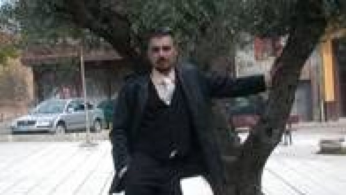 Manuel Herrero posa en el parque de la calle Ramón y Cajal