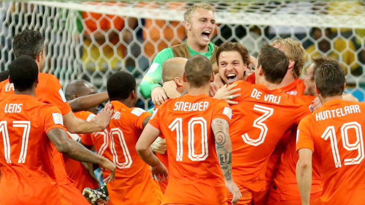 Los jugadores de la selección holandesa estrujan a Krul, el portero que se vistió de héroe al detener dos penaltis a Costa Rica.