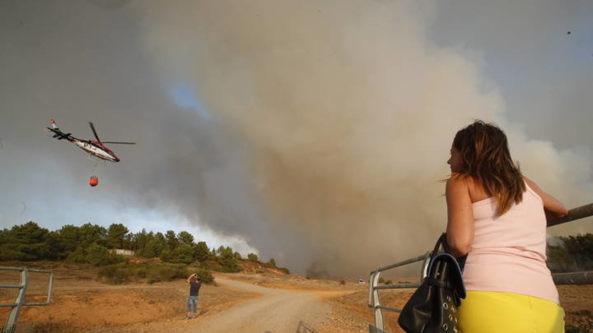 Imagen del primer día del incendio en Villapadierna. RAMIRO