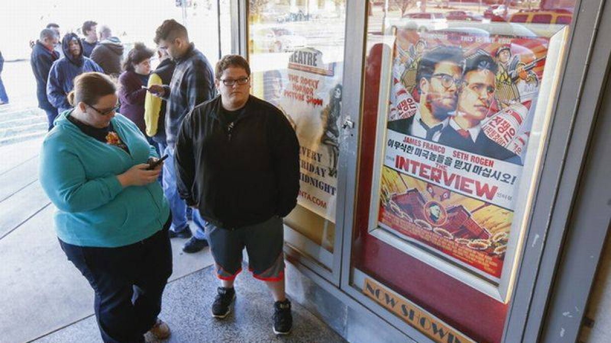 Varias personas hacen cola para ver 'The Interview' en un cine de Atlanta, el día de Navidad.