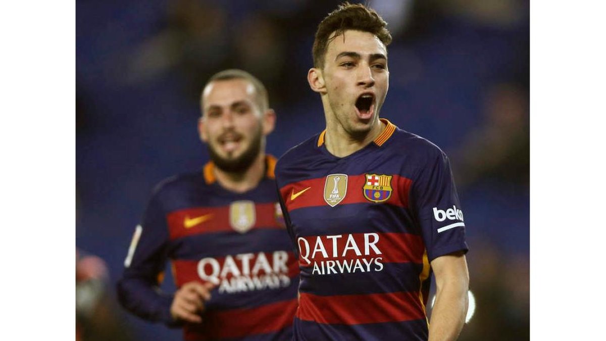 El delantero del Barcelona, Munir, celebra el primero de los goles que marcó al Espanyol.