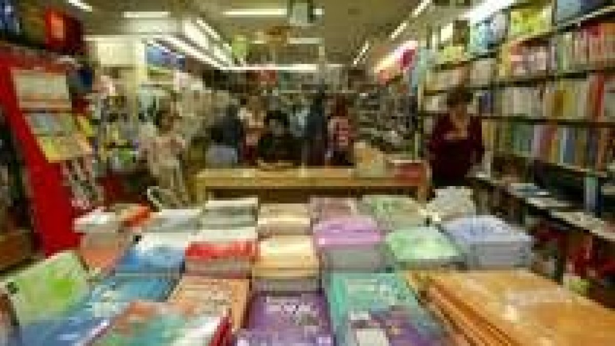 Imagen de archivo de una librería durante la temporada alta de venta de libros escolares