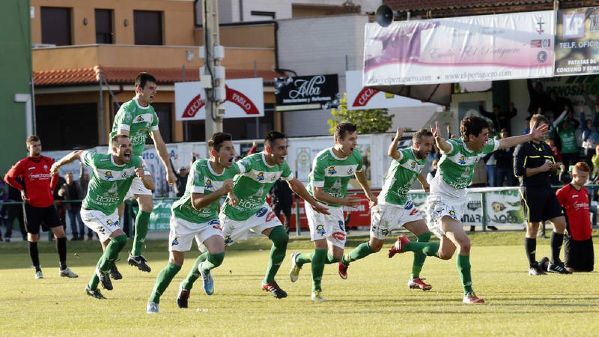 Los jugadores del equipo maragato celebran el pase a la última ronda cuando Taranilla transformó el último penalti.