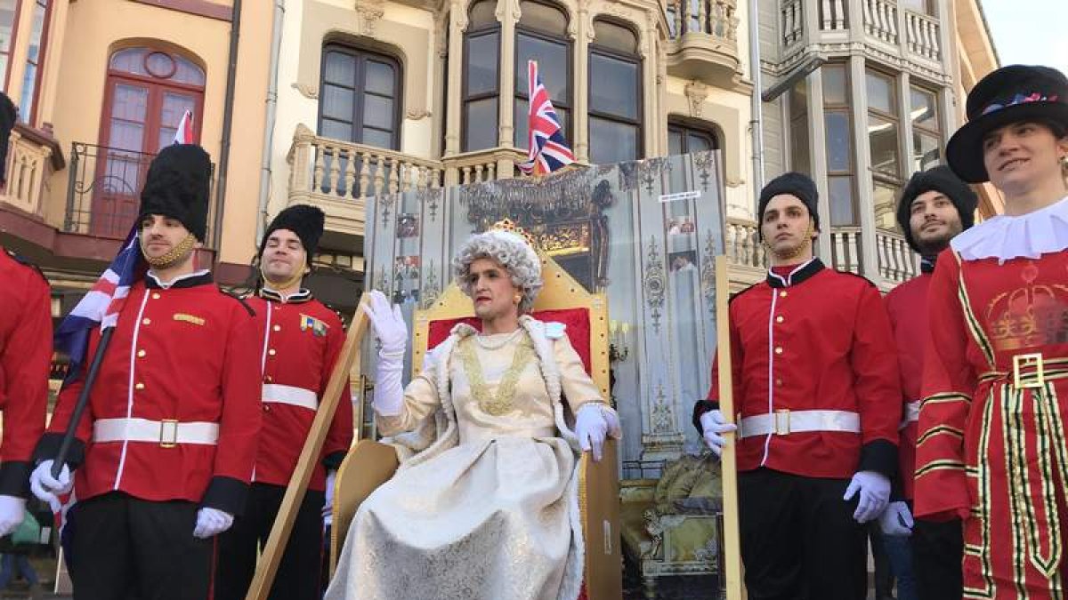 ‘Isabel II’ y su camarilla se pasean por la plaza Mayor. MARCIANO