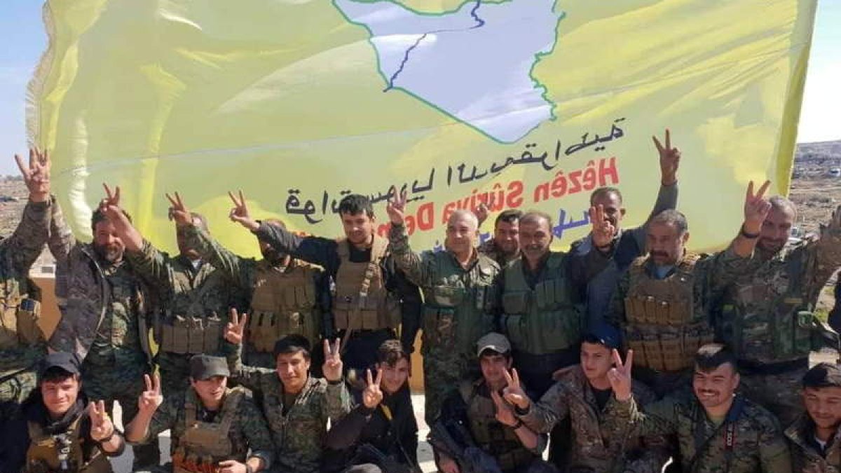 La bandera amarilla de la alianza que derrotó al EI ha desplazado a la bandera negra terrorista. STR