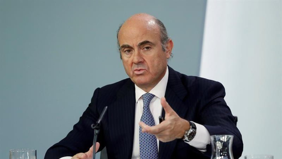 El ministro de Economía y Competitividad, Luis de Guindos, durante la rueda de prensa posterior a la reunión del Consejo de Ministros que ha tenido lugar hoy en el Palacio de La Moncloa.