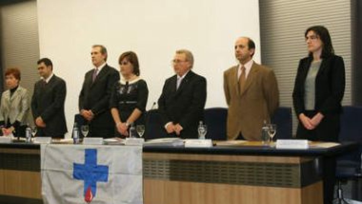 La mesa presidencial, al comienzo de los actos correspondientes a la asamblea de la hermandad