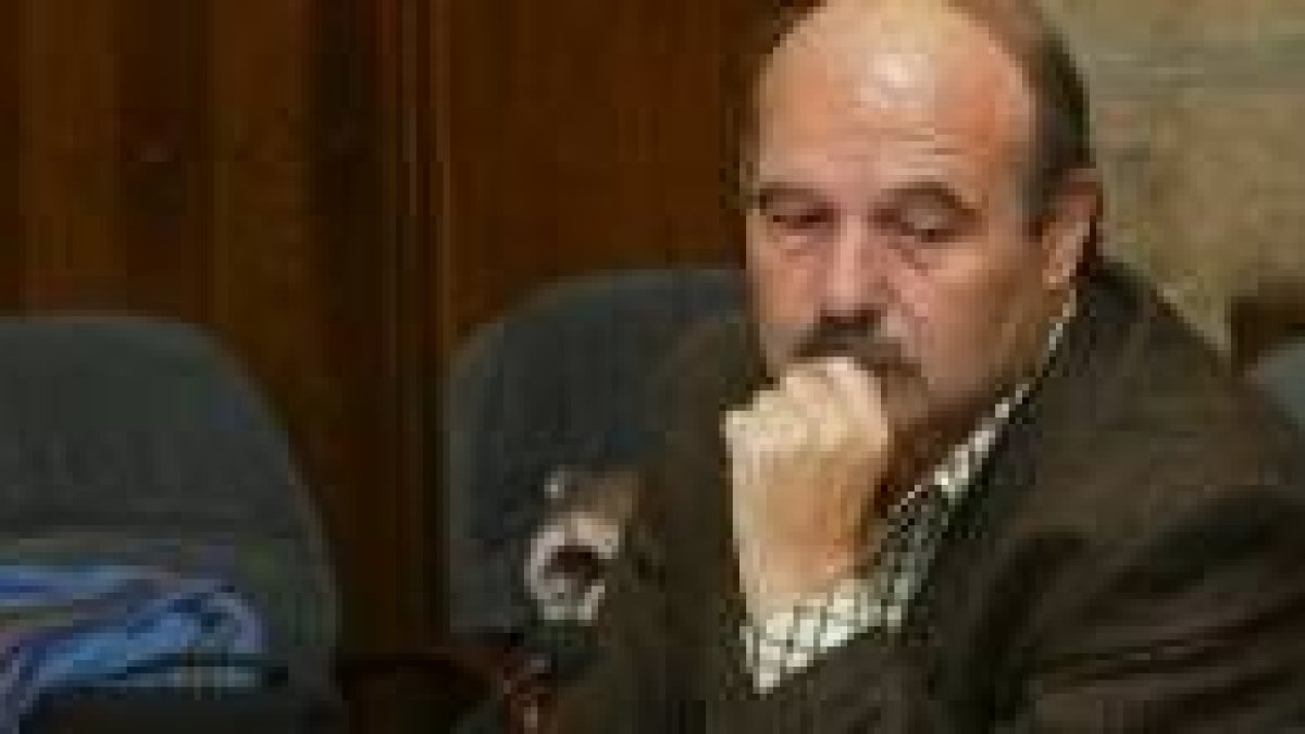 El concejal de Tráfico y Policía, Severino Alonso, en pose pensativa