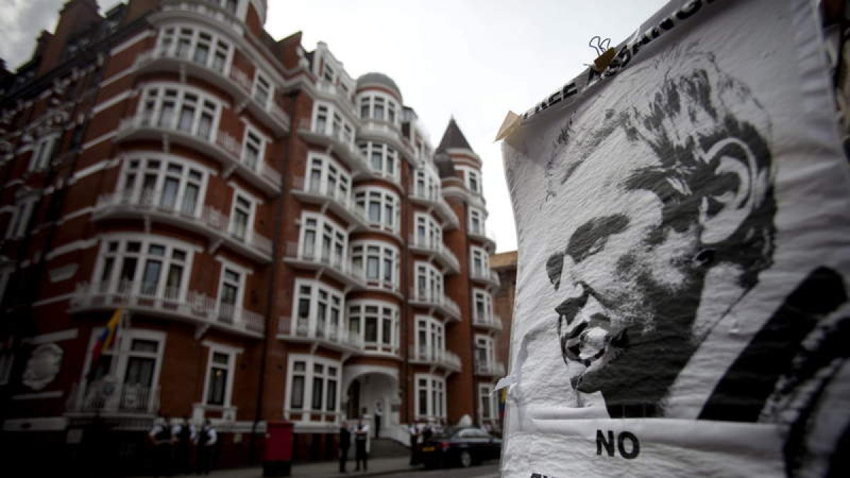 Un póster del fundador de WikiLeaks, a la entrada de la embajada de Ecuador, en Londres.