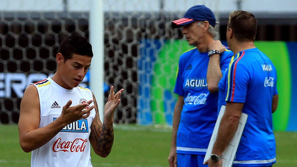 James Rodríguez entrena bajo la supervisión del seleccionador colombiano José Pekerman. CASTAÑEDA