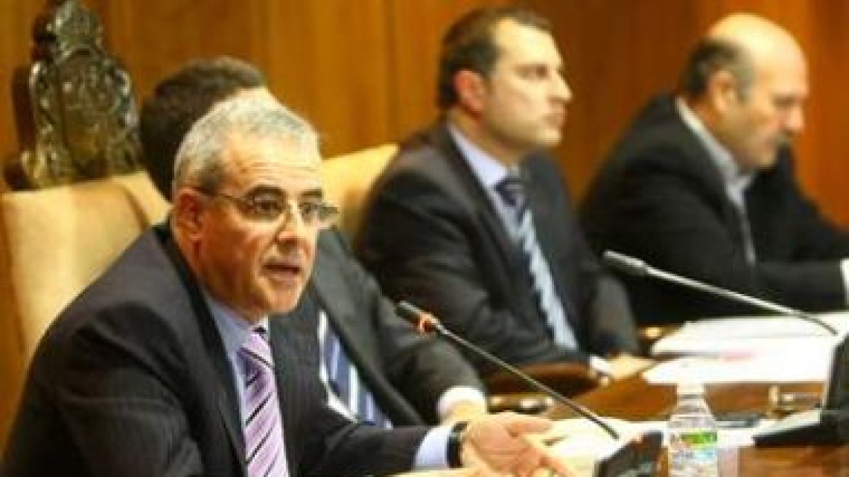 El edil de Urbanismo, Juan Elicio Fierro, ayer en el Pleno. Al fondo, Reiner Cortés y Alonso.