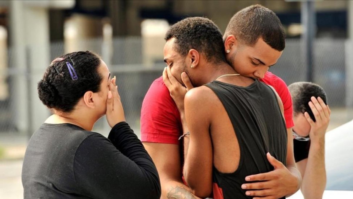 Amigos y familiares de los fallecidos en un atentado contra la comunidad LGTB en Orlando.