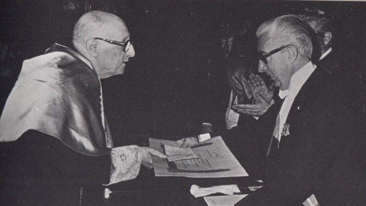 Jorge Guillén, recibiendo el primer Cervantes hace 40 años