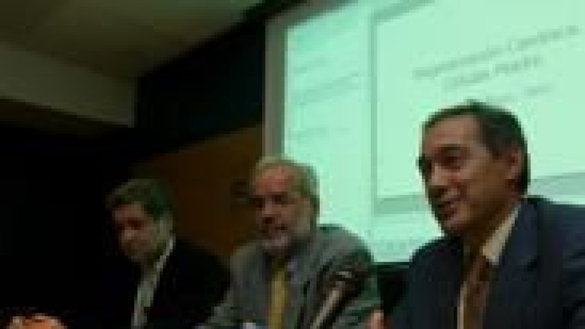 Los doctores Herreros, Simarro y De Abajo en la conferencia de ayer