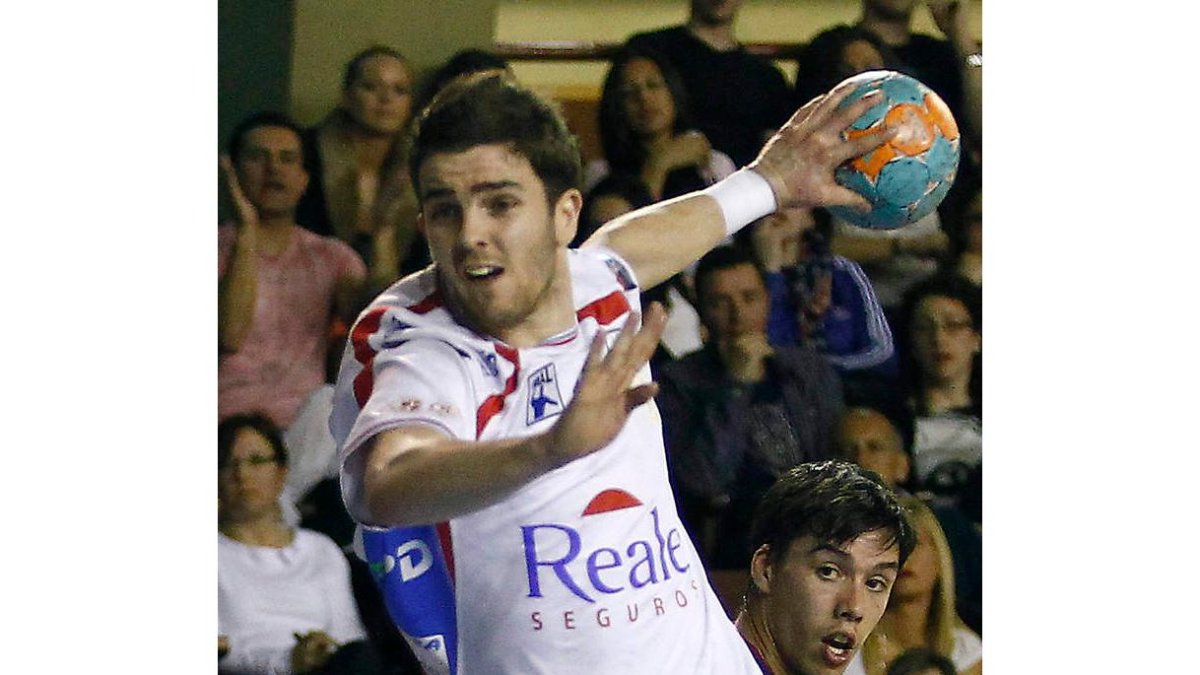 Cabanas lanza a portería en un partido de esta temporada.