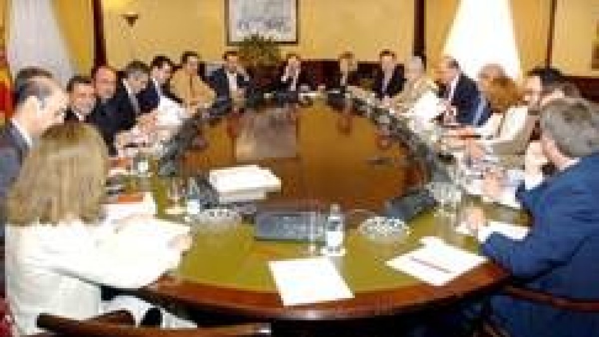 Los miembros de la comisión de investigación, durante su reunión de ayer