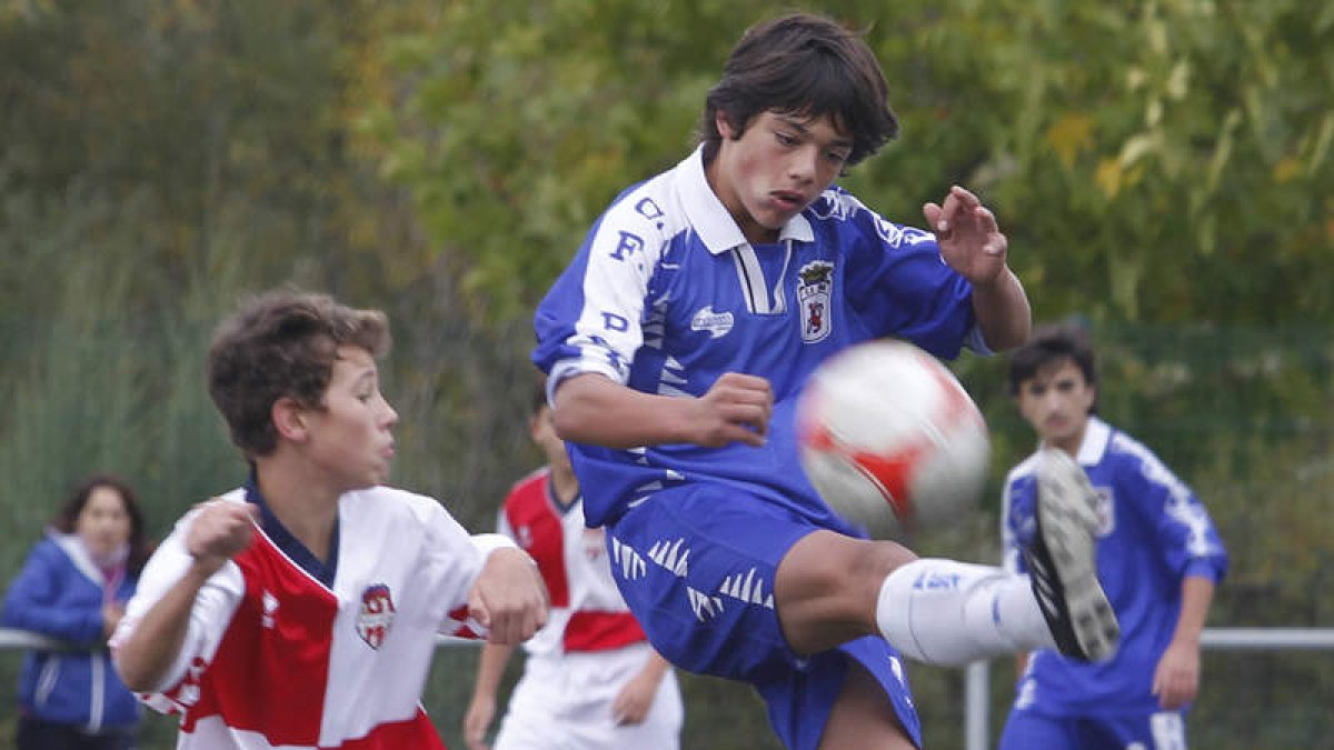 El equipo peñista de la categoría infantil se impuso al Real Valladolid, que se presentaba invicto en León, y tiene la primera posición a un solo punto.