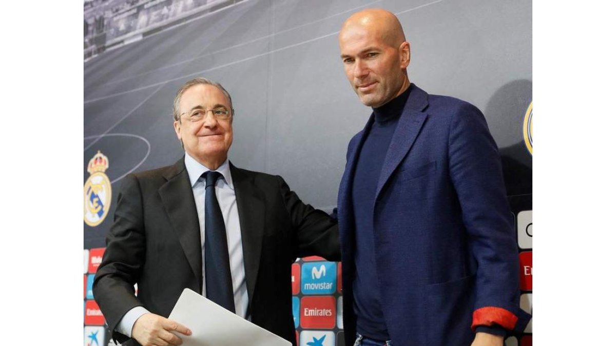 Florentino Pérez y Zinedine Zidane, en la rueda de prensa que dio el francés para anunciar su salida. F. ALVARADO